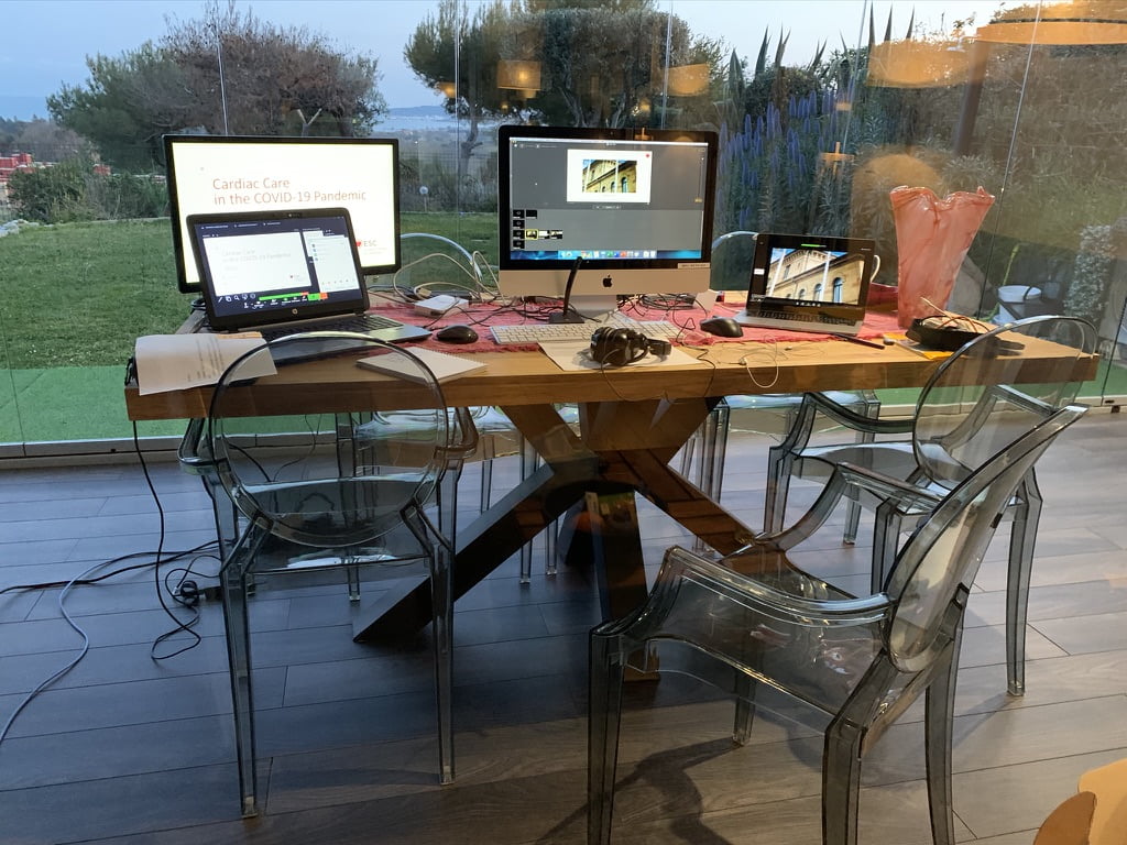 Bureau avec de nombreux ordinateurs
