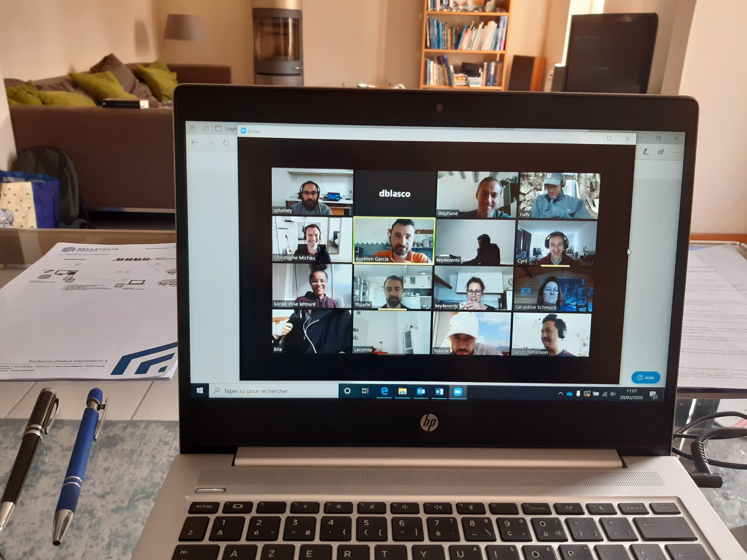 écran d'ordinateur qui affiche une salle de visioconférence