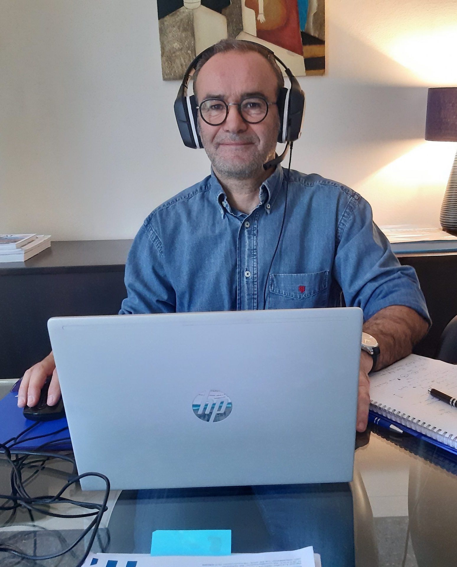 Photo de Dominique Blasco sur son ordinateur portable