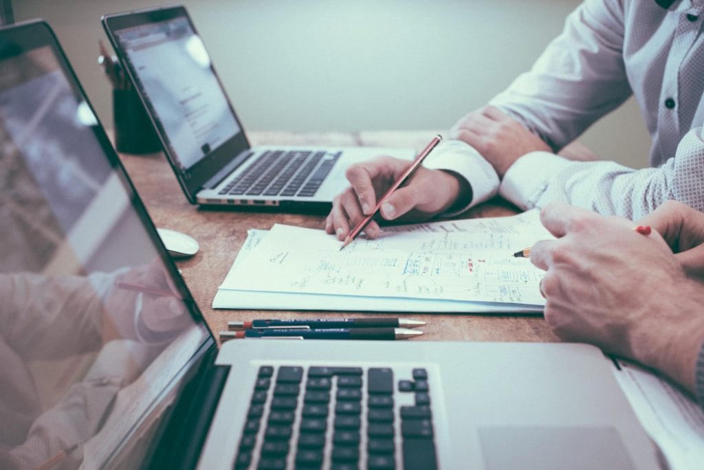 personnes qui travaillent sur un ordinateur
