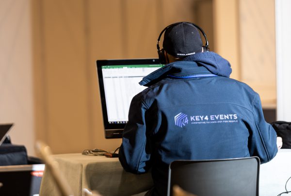 Personne du Staff K4 travaillant de dos